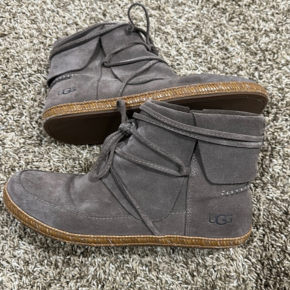 Ugg Womens Reid moccasin boots. Sz 9 GUC
